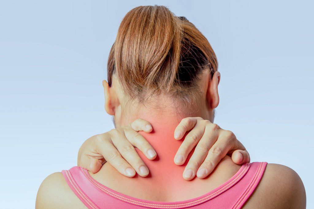 Medirval mujer con dolor cervical