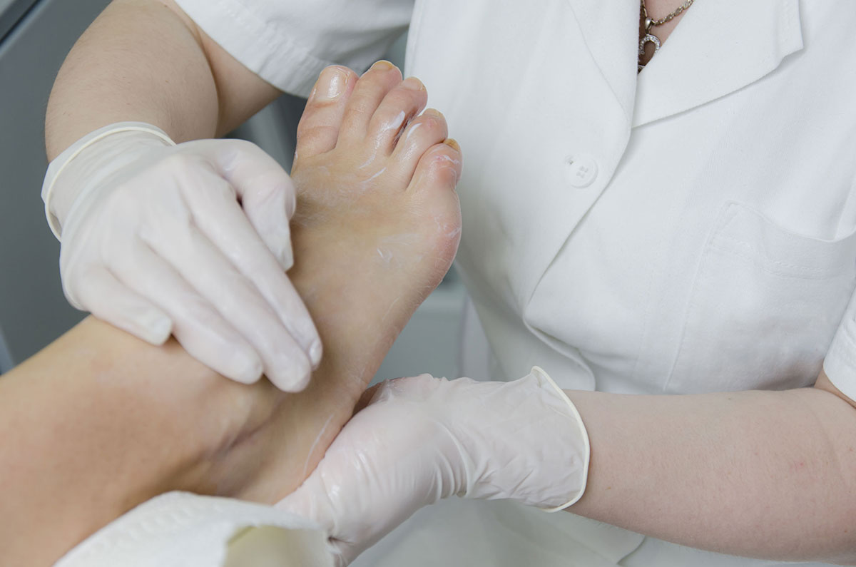 Medirval mujer realizando masaje en los pies
