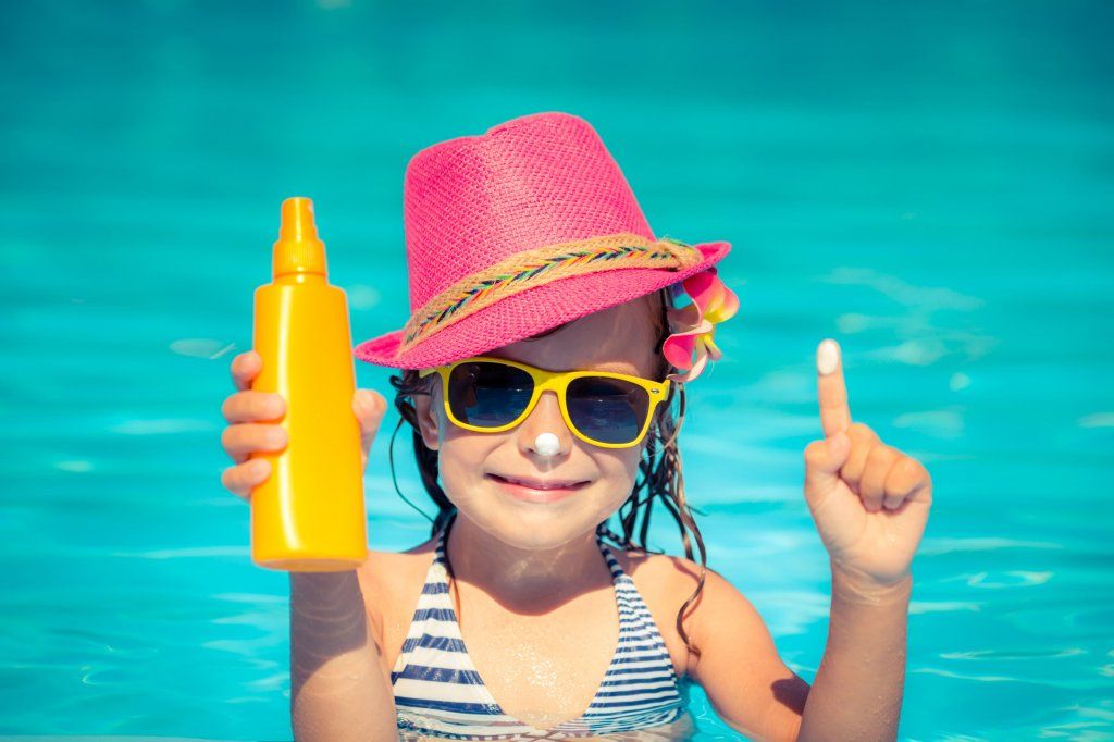 Medirval niña en piscina