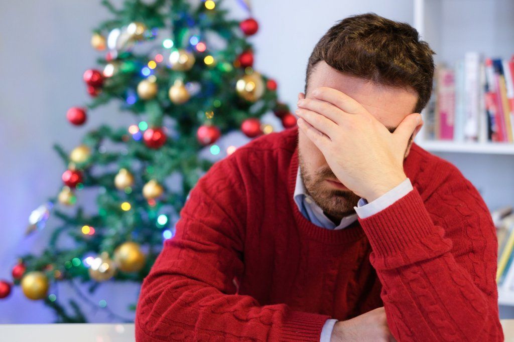 Medirval hombre con estrés en navidad