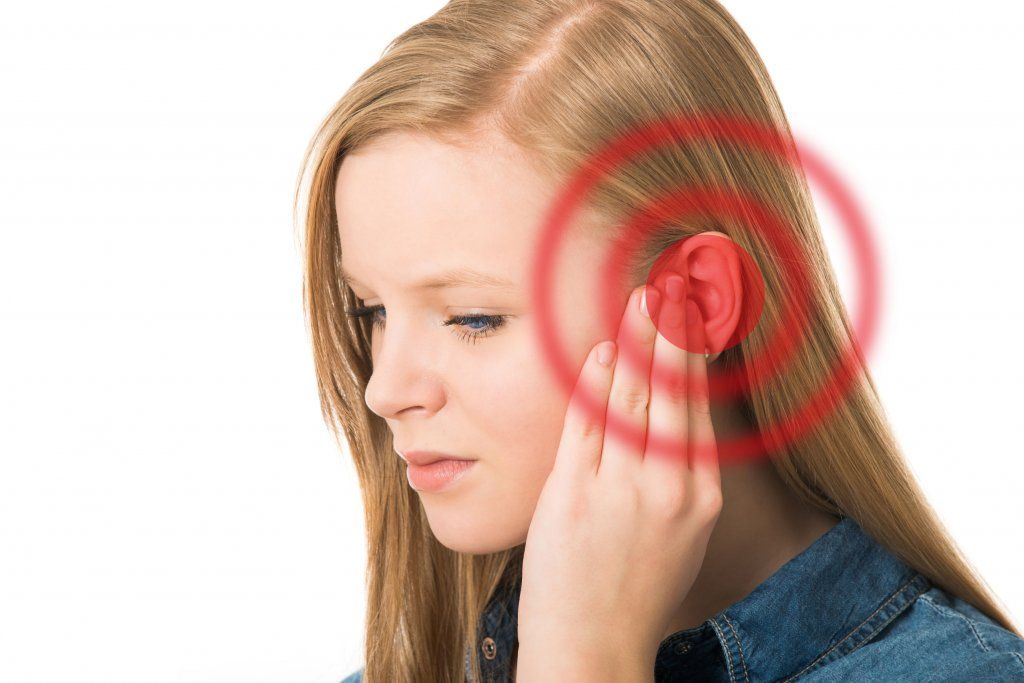 Medirval mujer con dolor de oído 