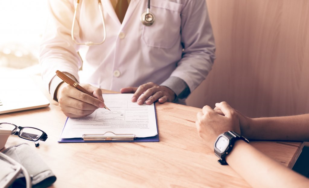 Medirval médico con paciente