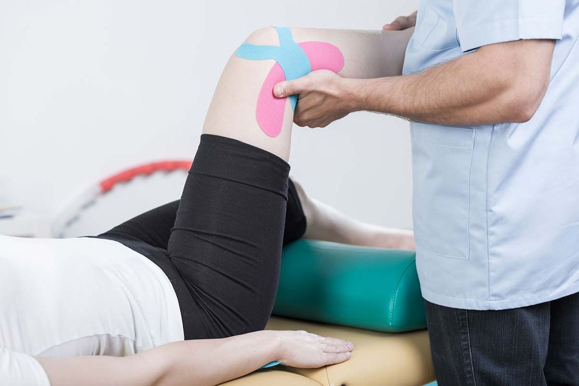 Medirval persona en terapia de rodilla