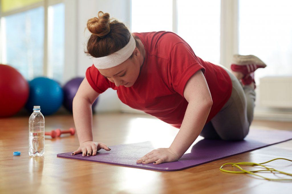 Medirval mujer realizando ejercicio físico 