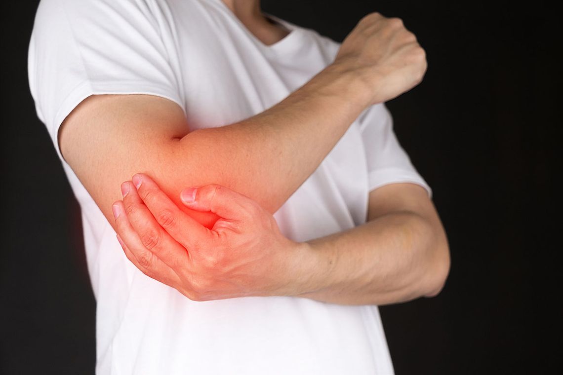 Medirval hombre con dolor en el codo