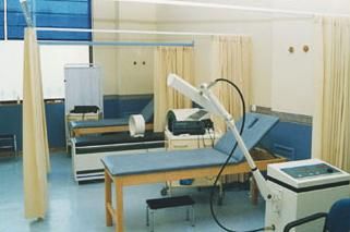 Medirval sala con camillas de fisioterapia