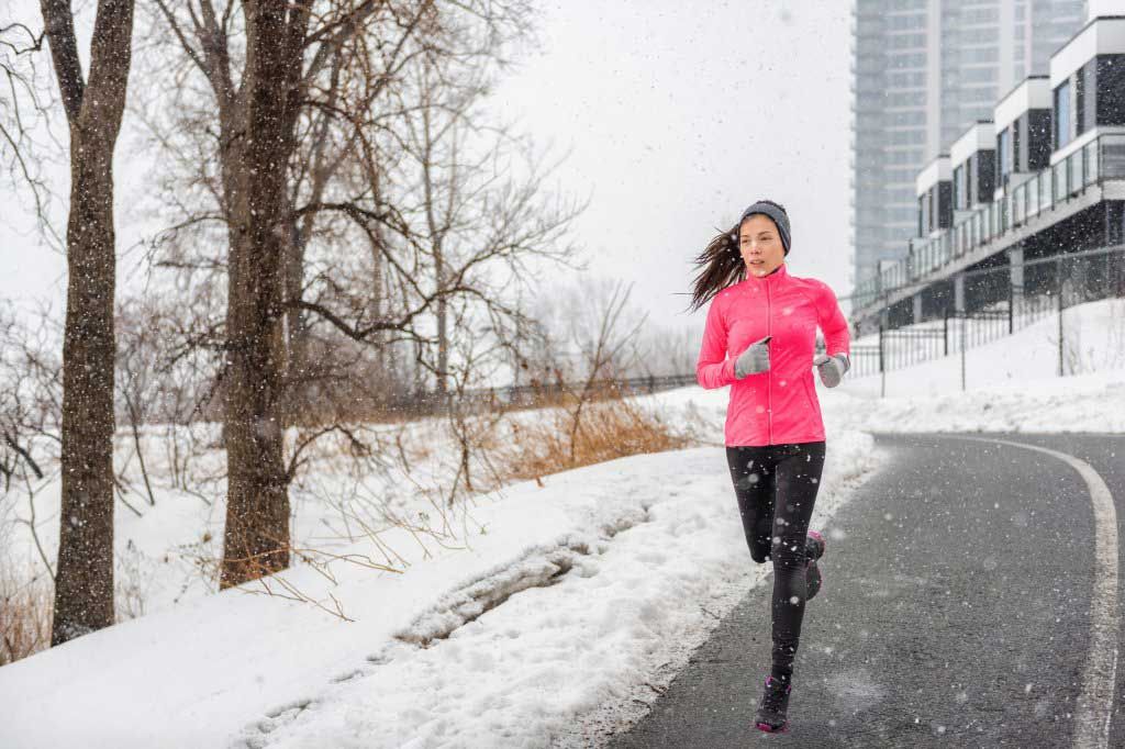 Medirval mujer realizando ejercicio en invierno