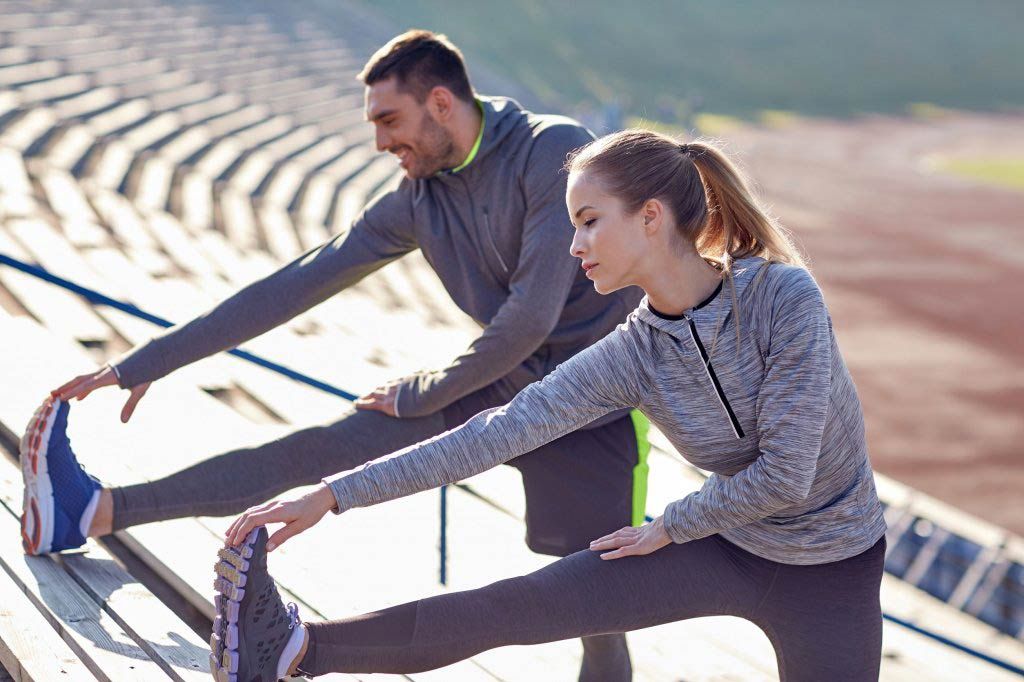 Medirval personas haciendo deporte